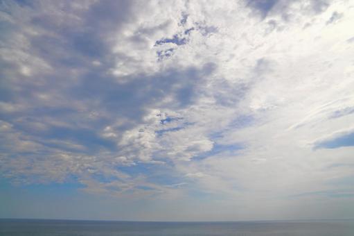雲で覆われた空　海 空,雲,曇りの写真素材