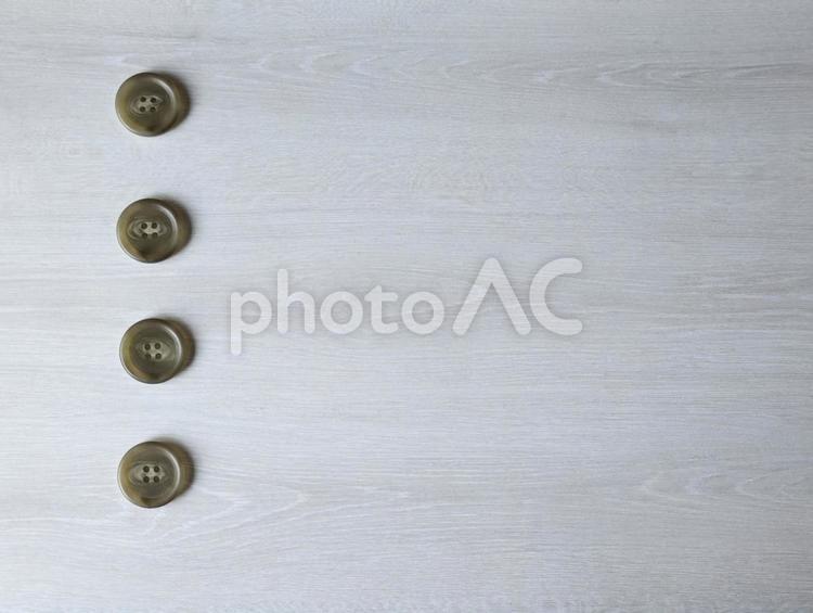 白い木の机とボタン_1 ボタン,素材,木目調の写真素材