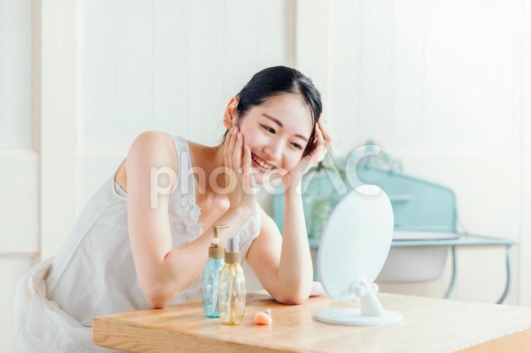 スキンケアする女性 スキンケア,メイク,化粧の写真素材