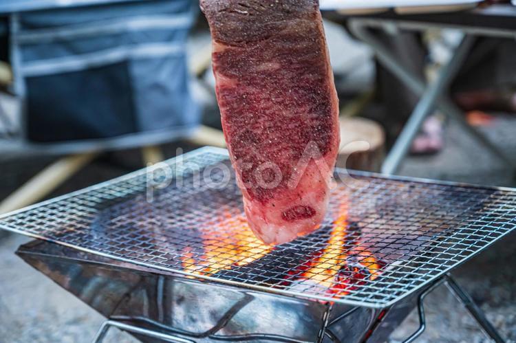 キャンプで焼くステーキ肉(その４７) キャンプ,バーベキュー,bbqの写真素材