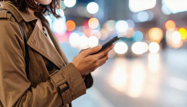 スマホを持つ日本人の若い女性 スマホを持つ日本人の若い女性の写真