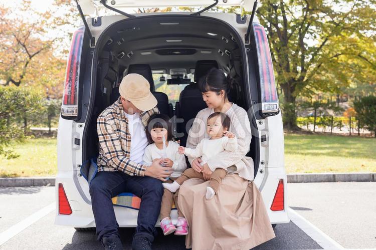 ドライブ・お出かけ・旅行する家族 家族旅行,車,ドライブの写真素材