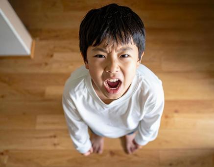 日本人の男の子が怒っているところ 日本人の男の子が怒っているところの写真