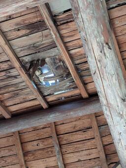 屋根の穴あき 屋根,雨漏り,凹凸の写真素材