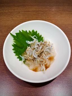 大根おろしとしらすあえ(醤油がけver) 大根おろしとしらすあえ(醤油がけver)の写真