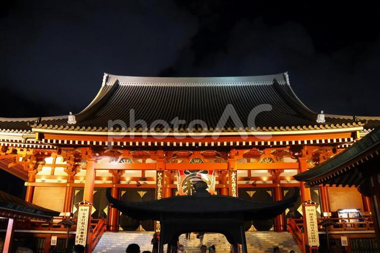 ８月上旬の浅草浅草寺の夜の伽藍 背景,浅草寺,寺の写真素材