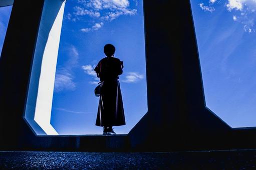 <素材>窓あきトンネルから空を眺める女性 <素材>窓あきトンネルから空を眺める女性 女性,トンネル,空の写真素材