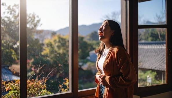 発声練習　ボイストレーニングをする女性の写真