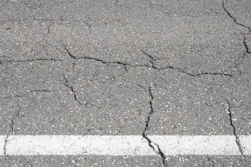 ひび割れたアスファルト02の写真