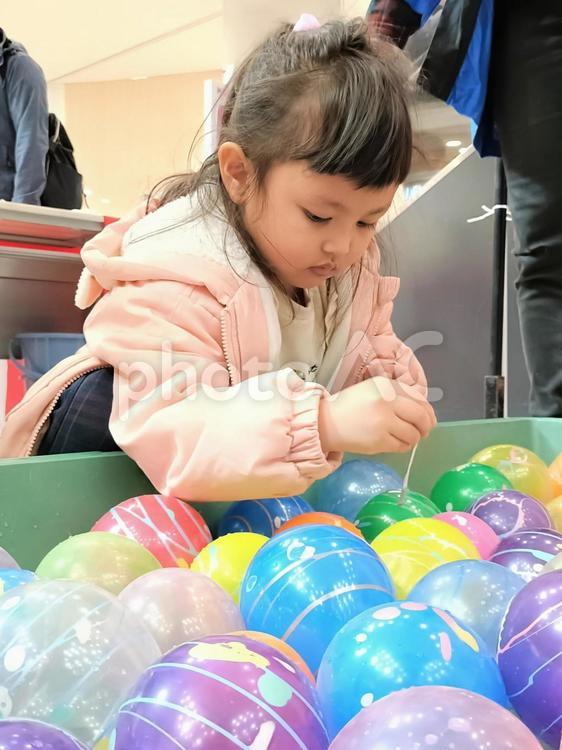 ヨーヨー釣りをする女の子2 ヨーヨー釣り,子供,子どもの写真素材