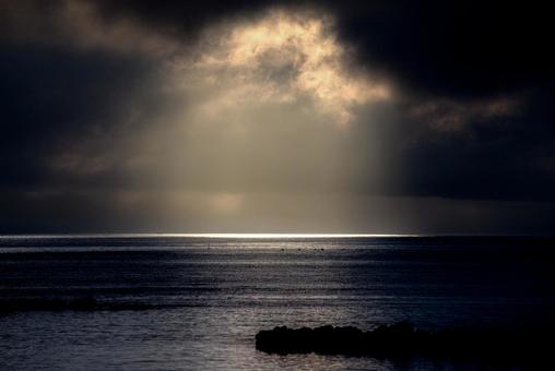 <素材>秋の夕暮れの海の風景 <素材>秋の夕暮れの海の風景の写真