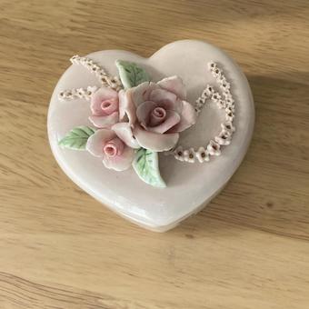 薔薇のハート器　小物 ハート,ピンク,薔薇の写真素材