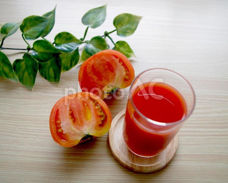トマトジュース コップ  とまと　緑の葉 トマトジュース,トマト,野菜ジュースの写真素材