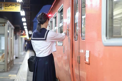 手動開閉 セーラー服,女性,電車の写真素材