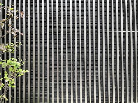 10月：秋のフェンスのフレーム マンション,フェンス,壁の写真素材