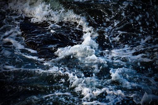 泡沫が立ち上る海 泡沫が立ち上る海 泡,海,波の写真素材