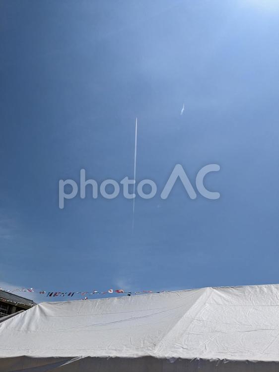 運動会の日、青い空と飛行機雲 きれい,スカイブルー,景色の写真素材