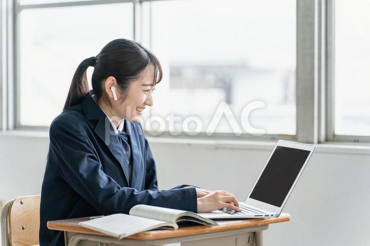 英語を勉強する高校生（ICT教育） 英語,英会話,パソコンの写真素材