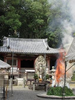 京都府-醍醐寺-不動堂-柴燈護摩 京都府-醍醐寺-不動堂-柴燈護摩 醍醐寺,寺,深雪山の写真素材