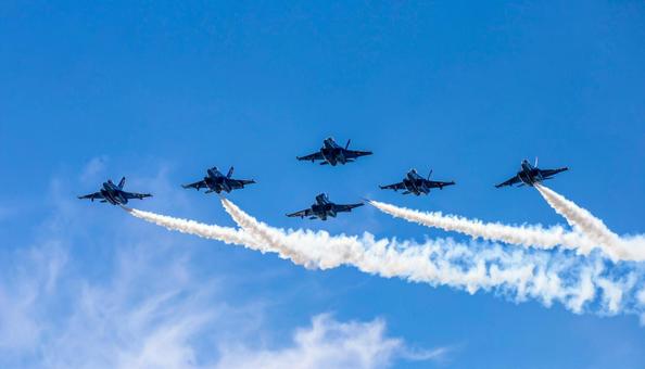 戦闘機の展示飛行の写真