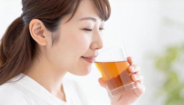 麦茶を飲む女性 麦茶を飲む女性の写真