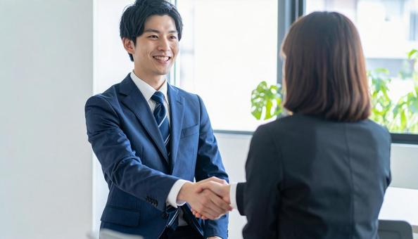 就職面接を受ける就活生の後ろ姿と面接官の写真