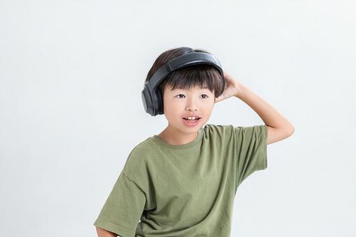 ヘッドフォンをつけた男の子 ヘッドフォン,男の子,白背景の写真素材
