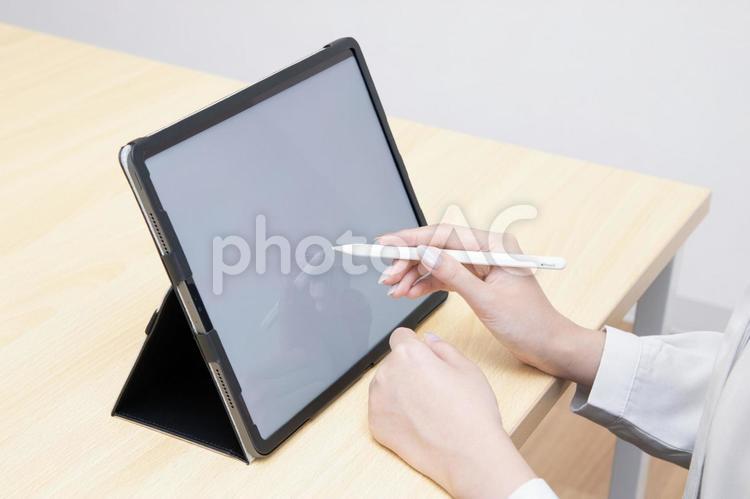 タブレット操作 ビジネス,オフィス,タブレットの写真素材