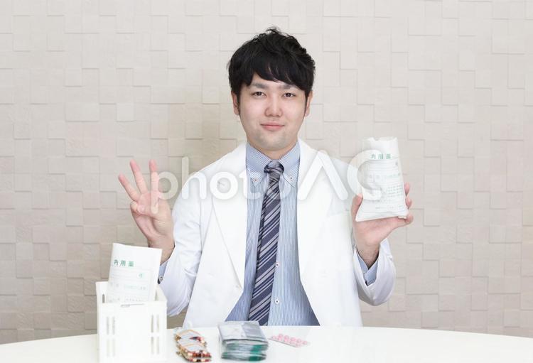 処方薬を持つ薬剤師 男性,薬剤師,薬局の写真素材