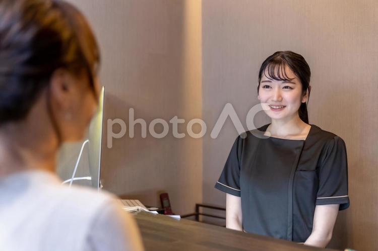 受付の仕事をする女性 受付,フロント,受付嬢の写真素材