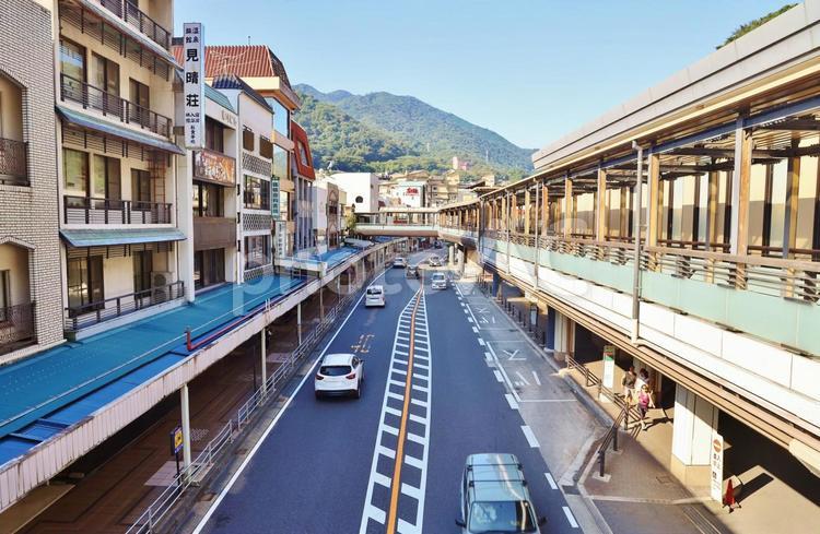朝の箱根湯本駅前商店街 箱根,箱根湯本,箱根湯本駅の写真素材