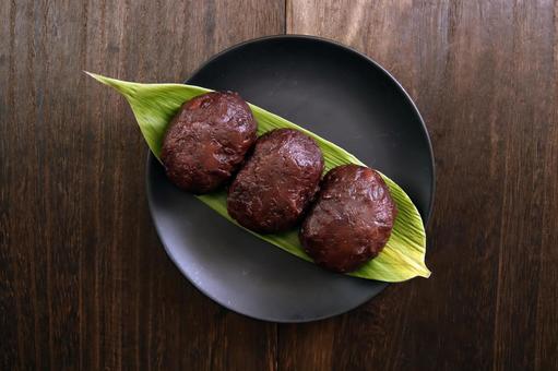 和菓子の赤飯おはぎ三個盛り 和菓子の赤飯おはぎ三個盛り 和菓子,おはぎ,赤飯の写真素材