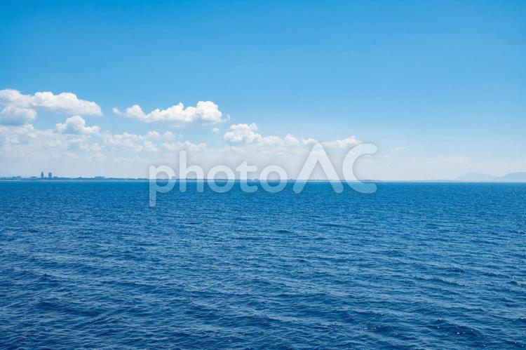 水平線と遠くの街並み 夏,海,青空の写真素材
