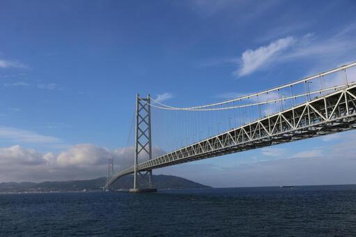 明石海峡大橋と海と雲と青空と淡路島 明石海峡大橋,海,雲の写真素材