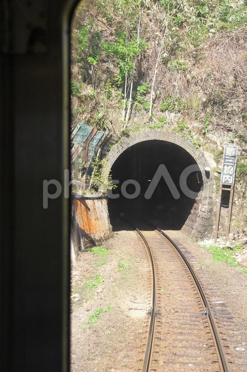 ローカル列車　運転席からの風景 車窓からの風景,ローカル列車,jrの写真素材