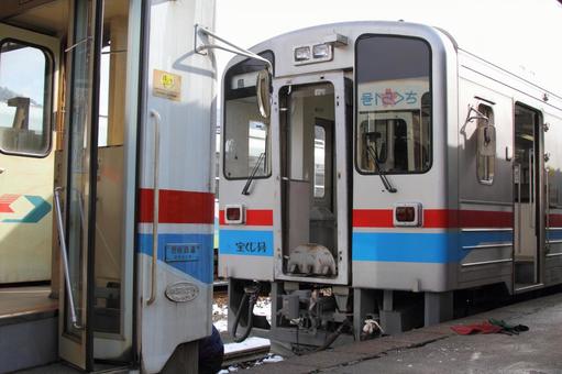 若桜鉄道、若桜駅での連結作業 若桜鉄道、若桜駅での連結作業 若桜鉄道,若桜駅,駅の写真素材