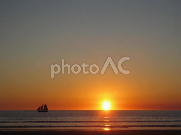 夕陽とヨット ブルーム,夕陽,ビーチの写真素材
