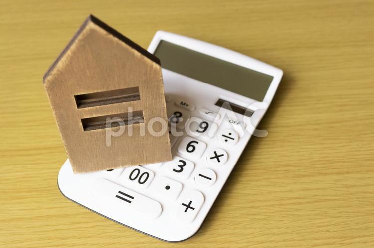 住宅の費用と調査のイメージ 家,電卓,計算機の写真素材