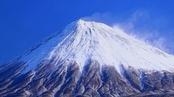富士山の雪煙と青空(冬) 富士山の雪煙と青空(冬) 富士山,世界遺産,富士登山の写真素材