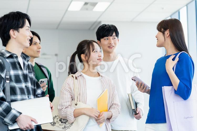 教室で話す大学生 大学生,大学,学生の写真素材