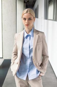 オフィスの廊下に立つビジネスウーマン ビジネスウーマン,ビジネス,女性の写真素材