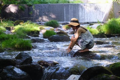 水遊び 水遊び 水遊び,川,ポートレートの写真素材
