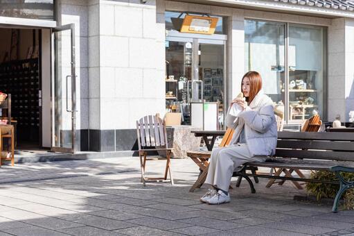 食べ歩きを楽しむ女性 食べ歩き,女性,支払いの写真素材