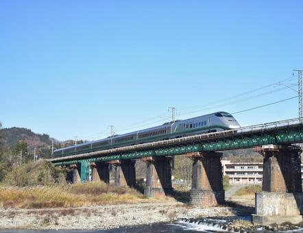 E3系銀つば×小国川鉄橋 e3系,つばさ号,銀つばの写真素材