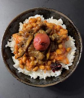 ご飯にキムチ納豆となめこの佃煮とかつお梅 ご飯にキムチ納豆となめこの佃煮とかつお梅 茶碗飯,あきたこまち,ご飯の写真素材
