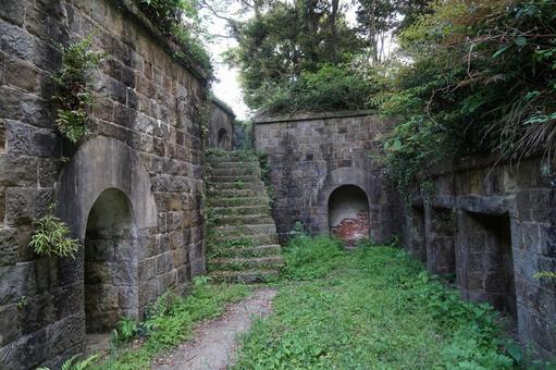 長崎県対馬の特別史跡金田城の城山砲台跡 長崎県対馬の特別史跡金田城の城山砲台跡の写真