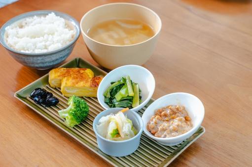 和朝食 納豆と味噌汁 朝食,和食,和朝食の写真素材