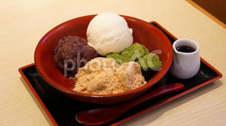 抹茶ときな粉の２色のわらび餅　あんことアイスクリーム添え 和菓子,わらび餅,餅の写真素材