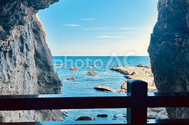 江の島・稚児ヶ淵の岩屋から見る海 岩,海,日本の写真素材