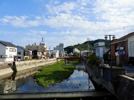 香川県琴平町中心部を流れる金倉川 香川県琴平町中心部を流れる金倉川の写真